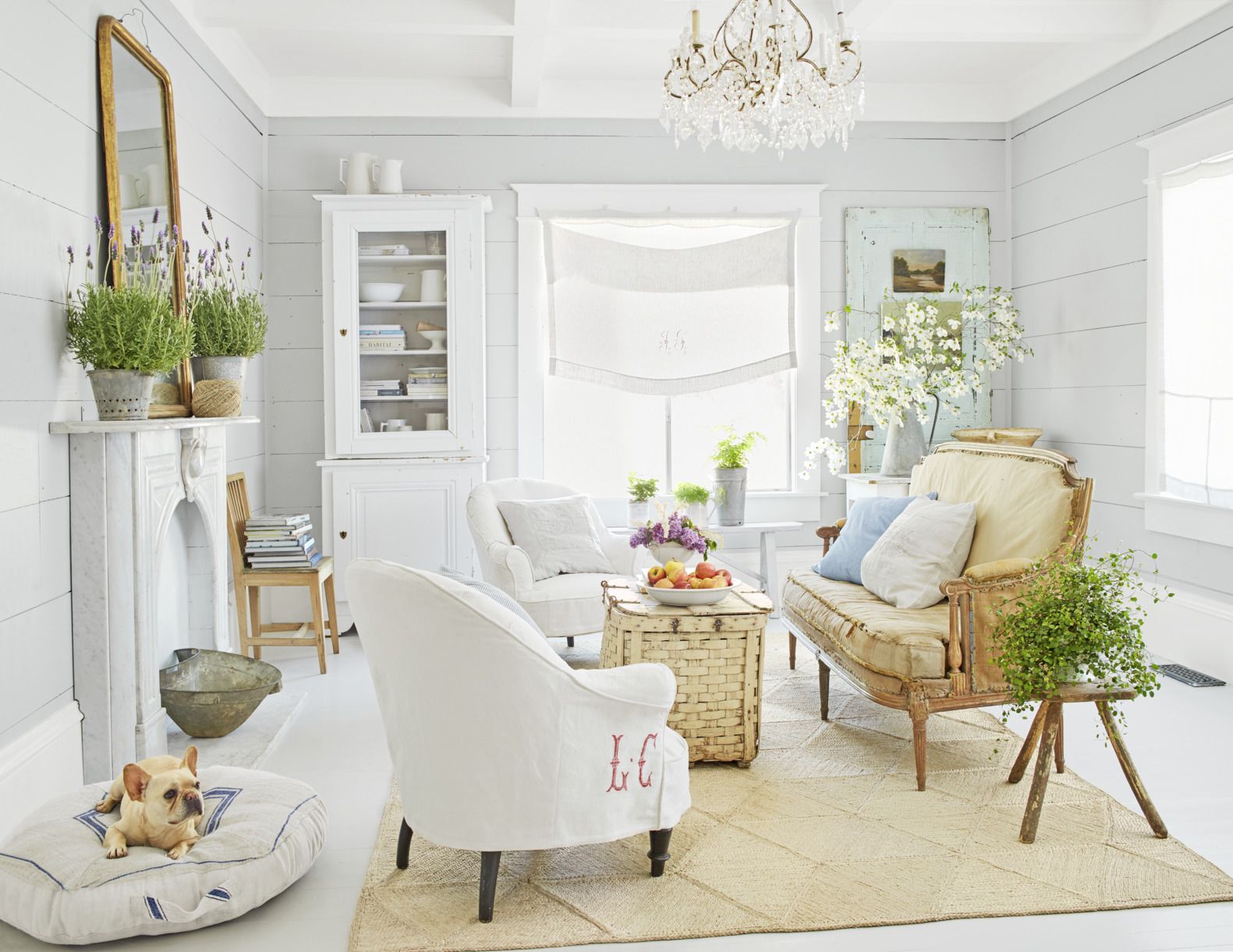 11 Amazing White Wall Living Room Makeovers!