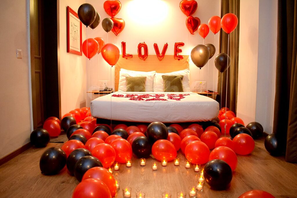 Romantic red balloons and roses to decorate the couple’s bedroom